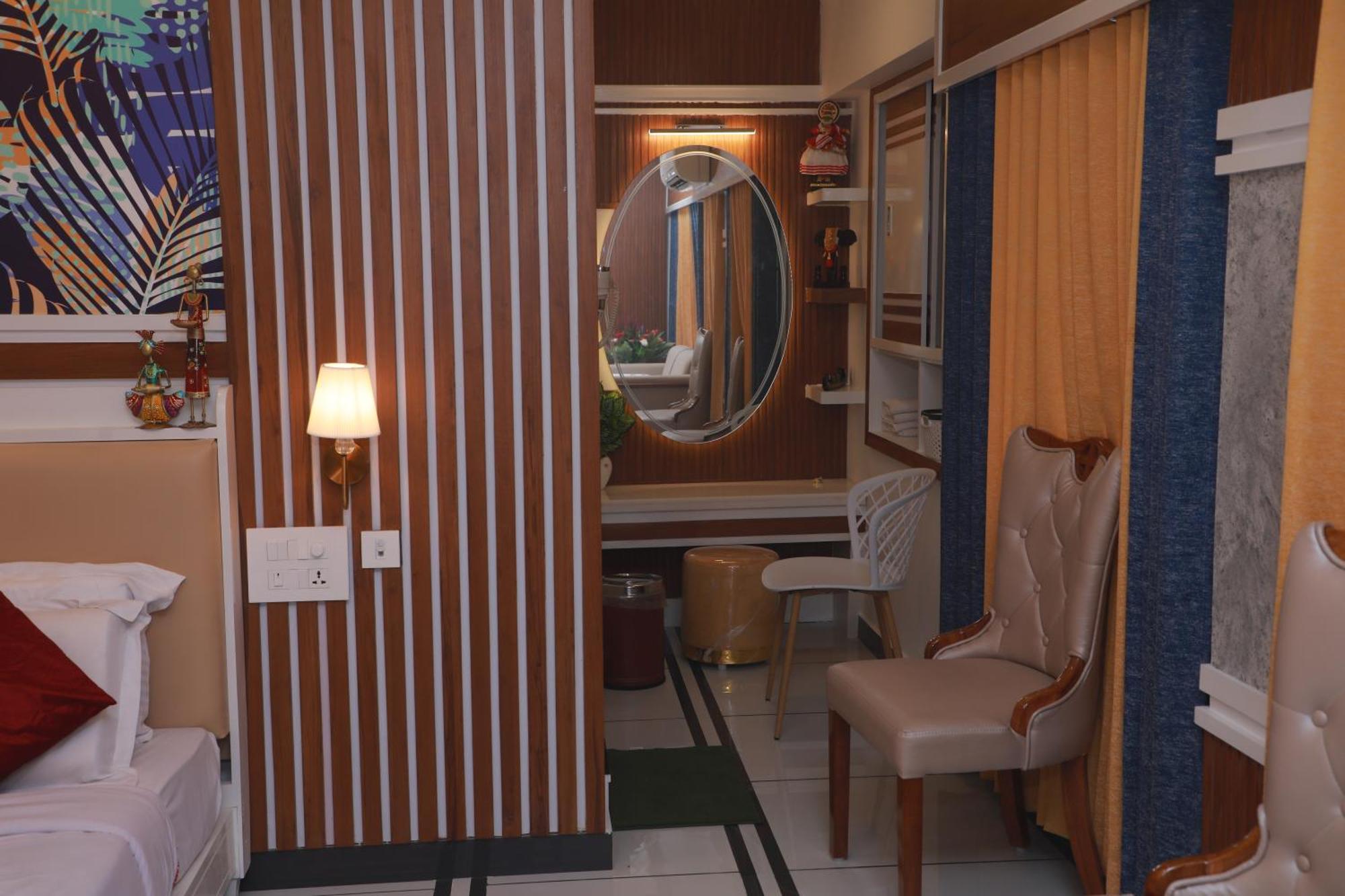 Excellency Airport Hotel Kochi Ngoại thất bức ảnh