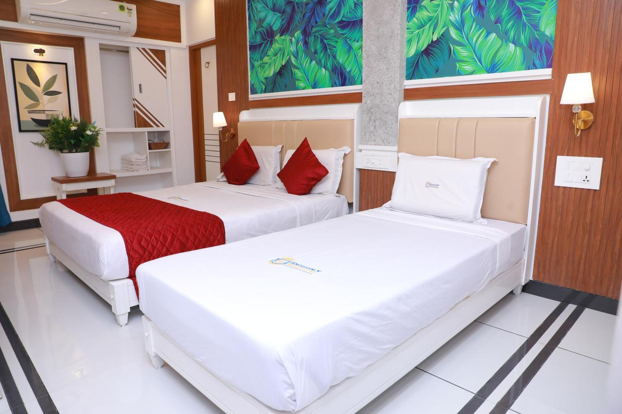 Excellency Airport Hotel Kochi Ngoại thất bức ảnh